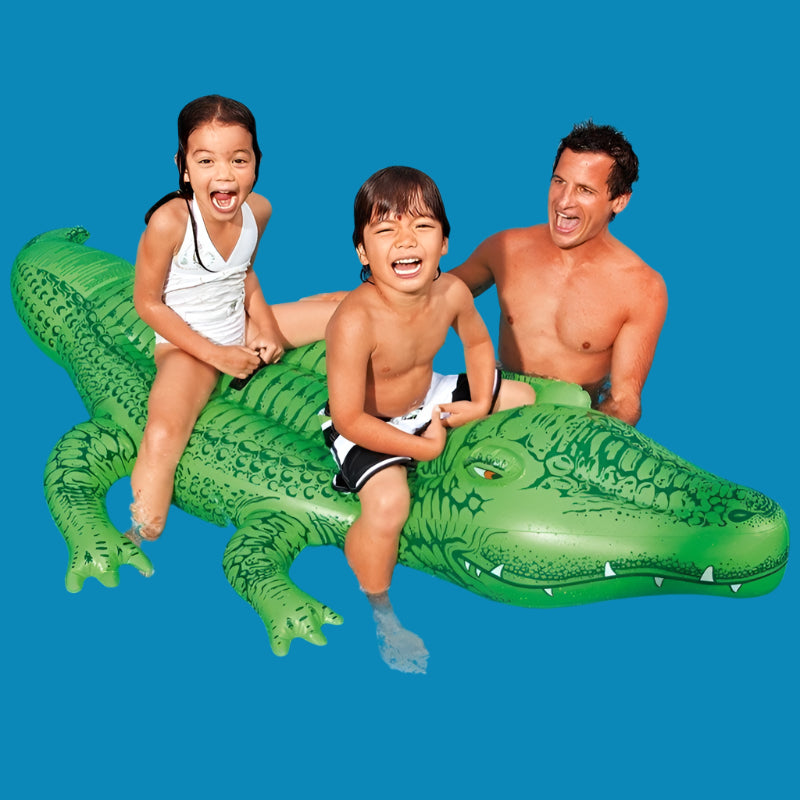 copii la mare pe aligatorul gonflabil