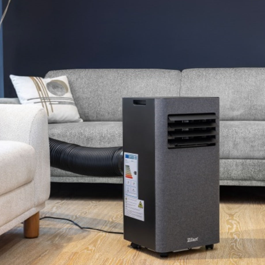 aer conditionat prezentare langa canapea