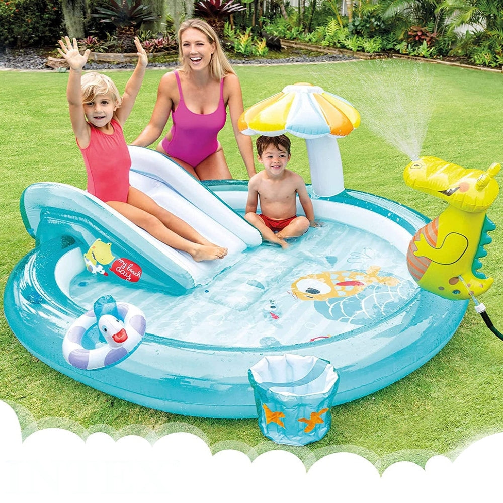 familie fericita cu piscina