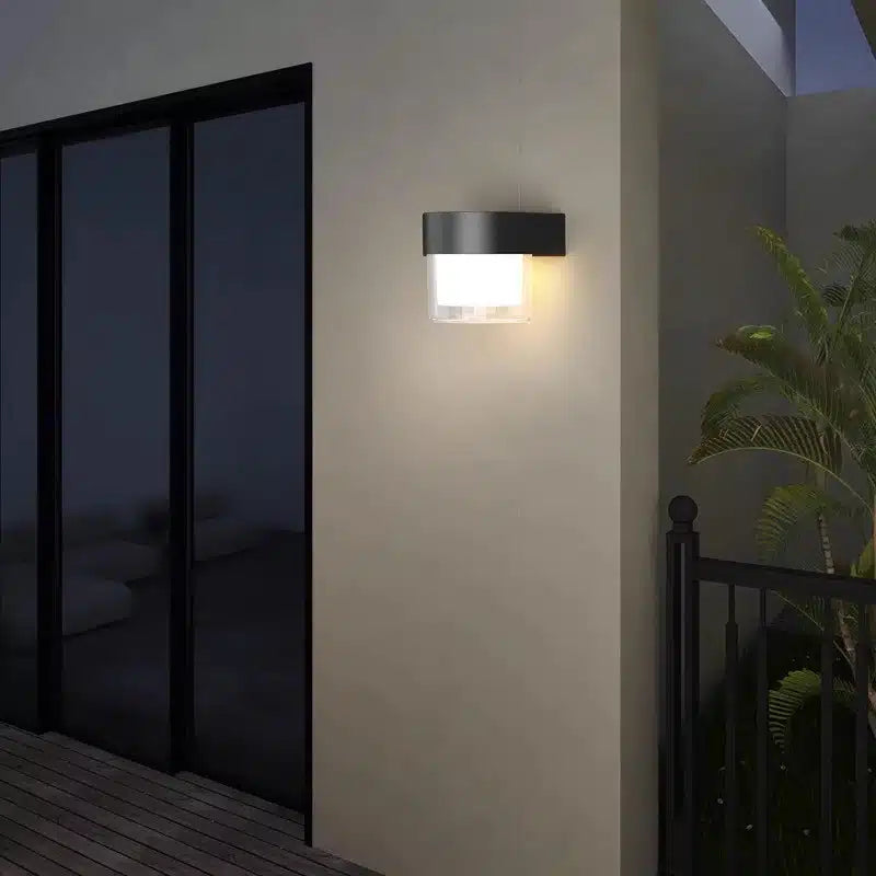 LUXIS ZTS8604 – lampă solară montată pe perete seara