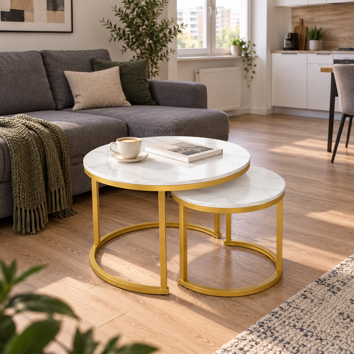 Set 2 măsuțe rotunde Luxis MCafea-112 cu blaturi albe și cadru auriu, suprapuse într-un living de apartament cu bucătărie deschisă – imagine ambientală ilustrativă